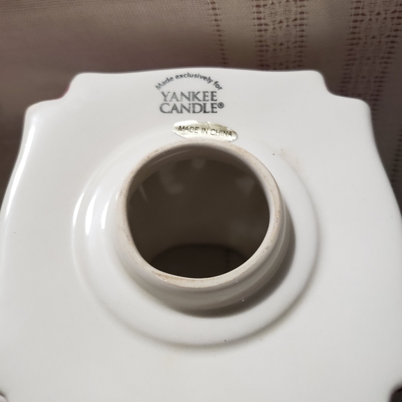 Yankee Candle Topper Holly Cranberry Christmas with Candle - Picture 4 of 9